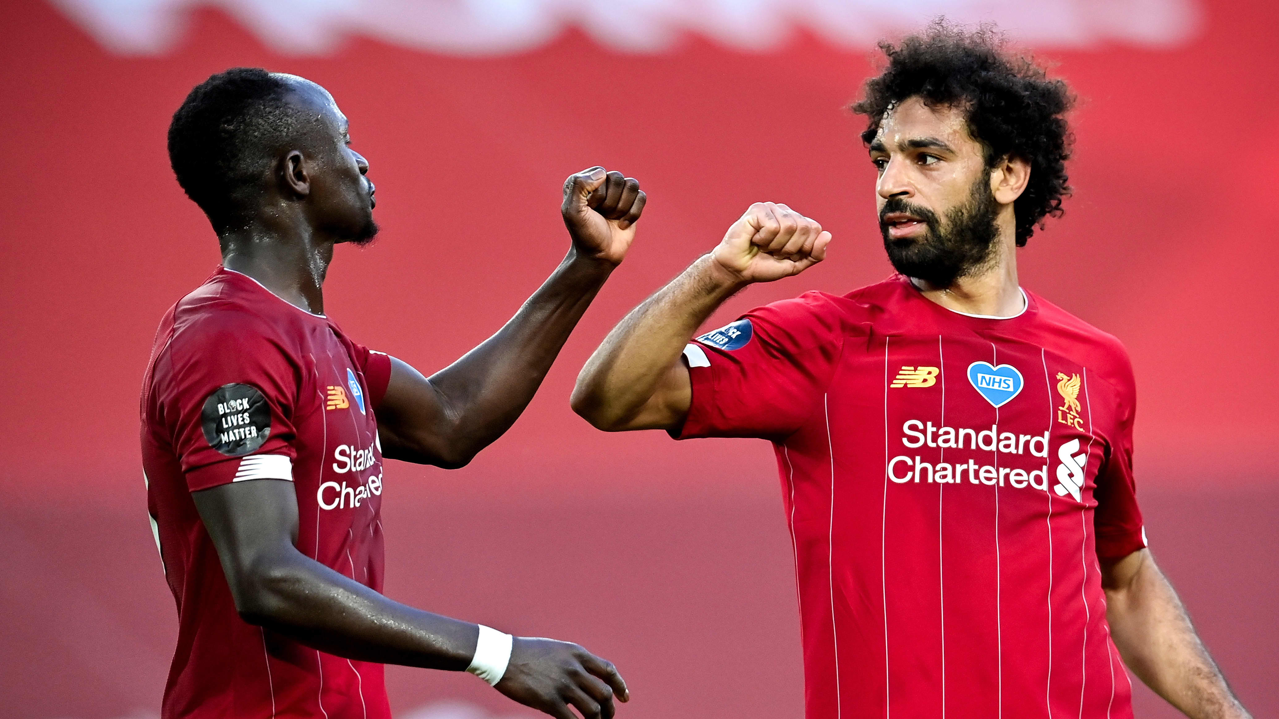 Sadio Mané och Mohamed Sarah firar 4–0-målet.