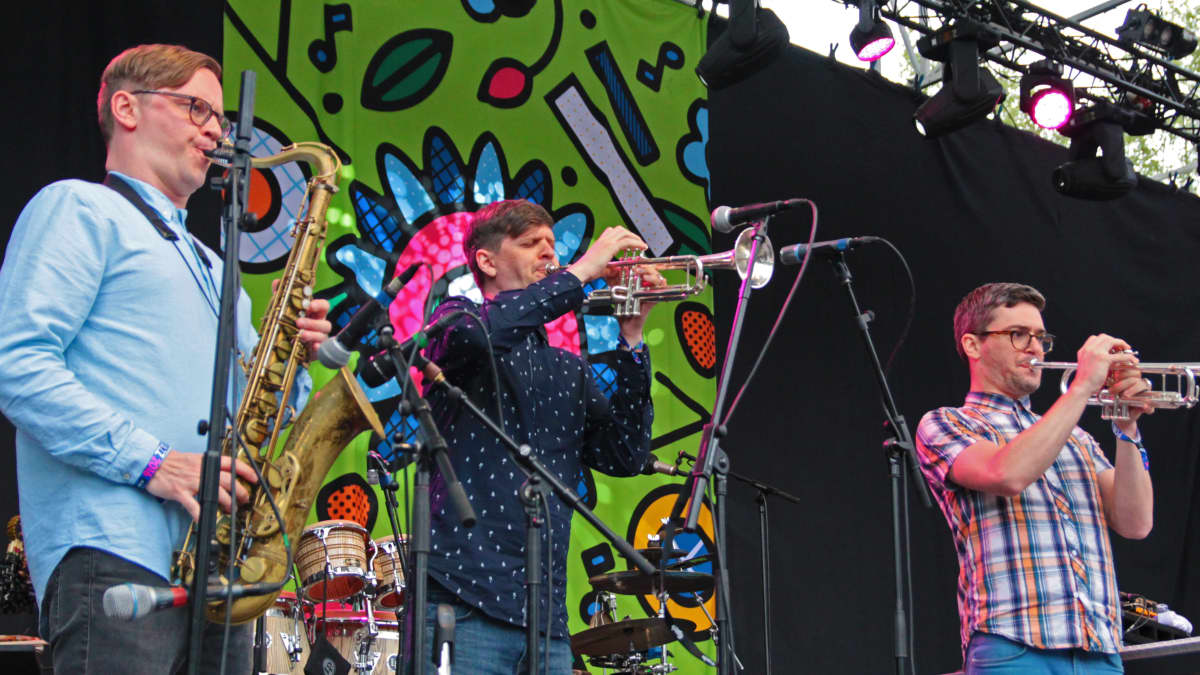 Snarky Puppy -yhtyeen torvisektio Pori Jazz 2016 -festivaalien Lokkilavalla.