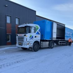 Sähkörekka hallin edessä