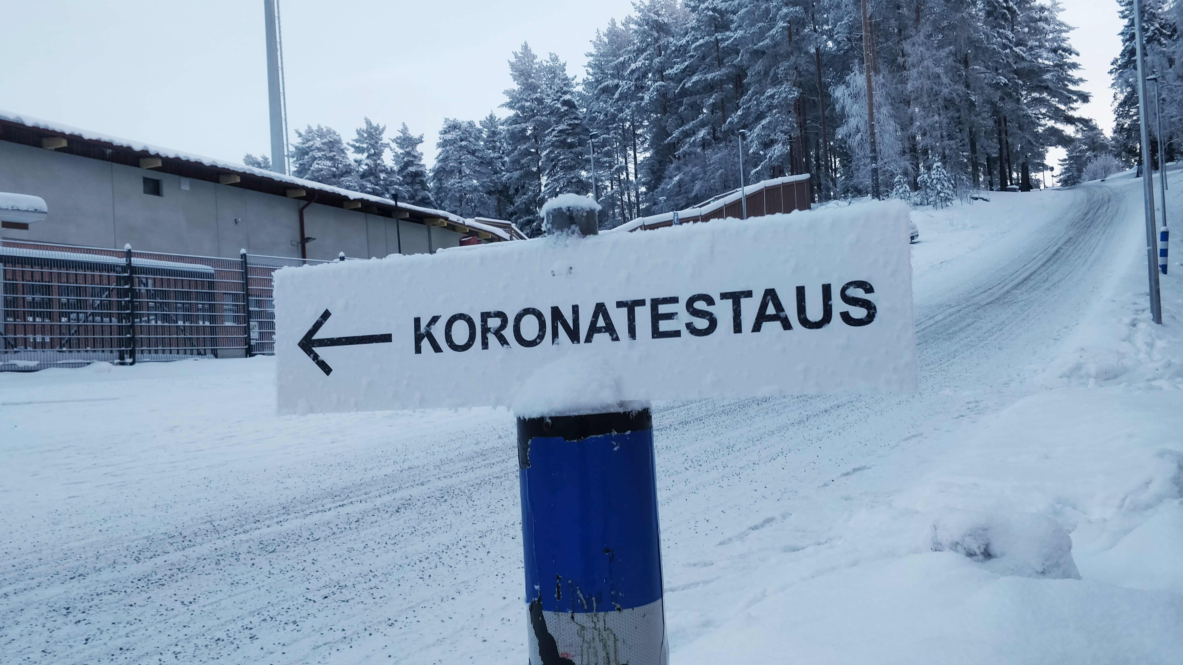 Koronavirustestauksesta kertova opastekyltti Jyväskylässä Harjun urheilukentän takana.