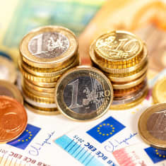 Euromynt staplade på eurosedlar. 