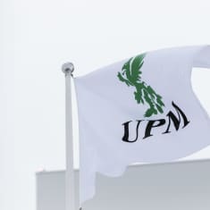 UPM :n Pietarsaaren tehtaan lippu liehuu tuulessa. 