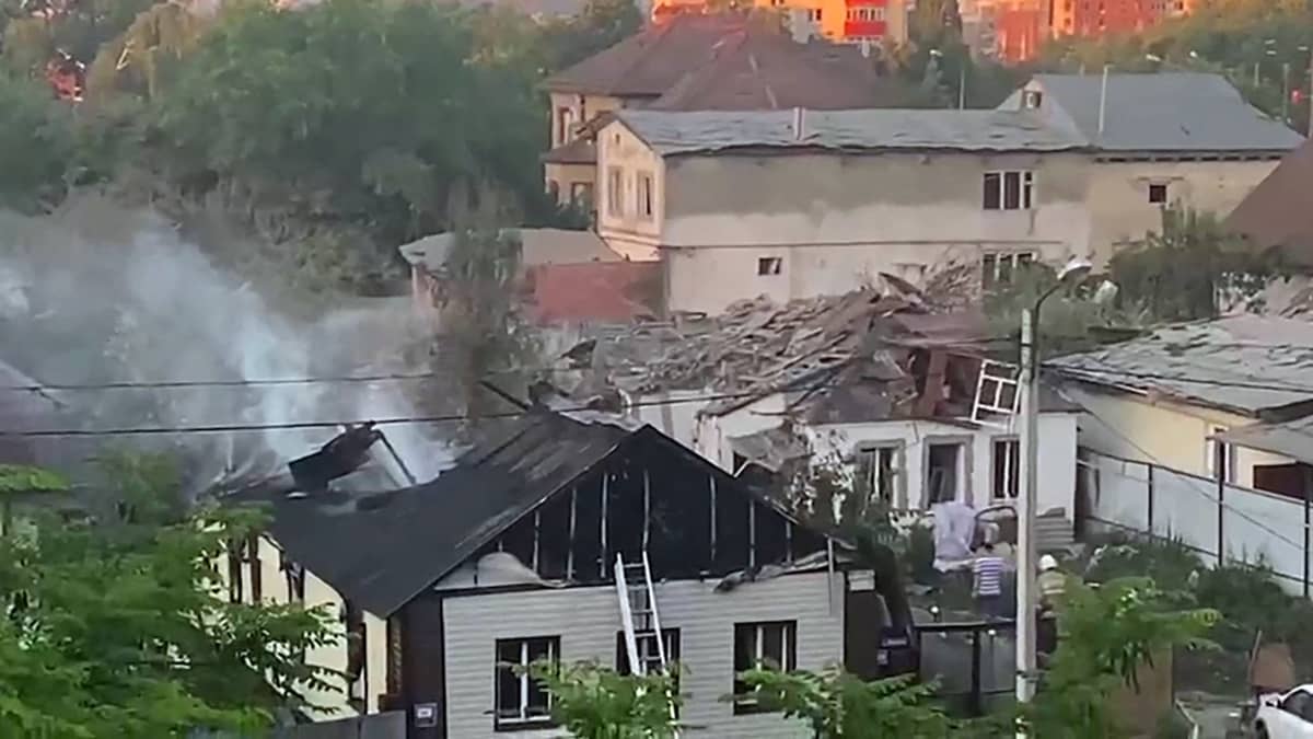 Tuhoutuneita rakennuksia Belgorodin rajakaupungissa Venäjällä heinäkuussa.