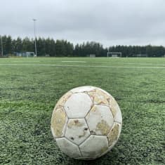 Jalkapallo lähikuvassa Hämeenlinnan Urheilupuistossa Pullerin kentällä. 