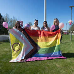 Elenor Bäcklund, Lizette Damsten, Wilma Antell och Elin Vägar hissade regnbågsflaggan vid Gymnasiet i Petalax.