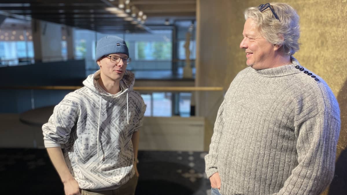Räppäri Mihkku Laiti ja elokuvaohjaaja Petteri Saario Revontulten räppäri -elokuvan pressinäytöksessä Helsingin Tennispalatsissa 14.3.2023.