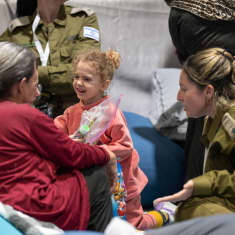 Yahel Shoham ja Sharon Avigdori juttelevat Israelin sotilaan kanssa.