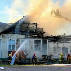 Palomiehet sammuttavat Alakylän koulun tulipaloa Kiimingissä