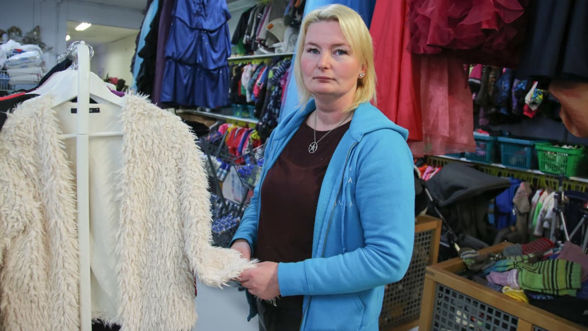 Hopen Turun tiiminvetäjä Susanna Heinonen  esittelee vaatevarastoa.