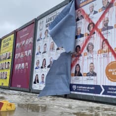 Kuvassa on vaalimainoksia, joita on sotkettu ja revitty Riihimäellä.