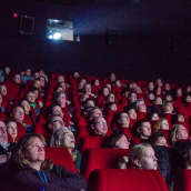 Elokuvakatsomossa ihmisiä filmifestivaaleilla.