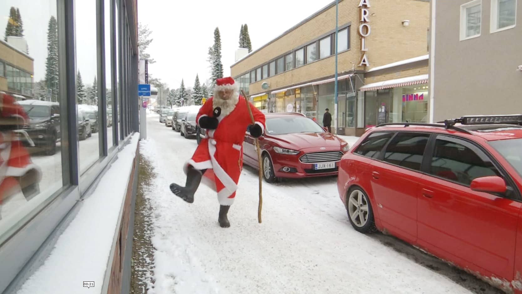 Joulupukki Kajaanin keskustan kadulla. 