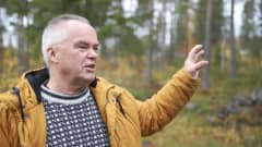 Mehiläinen Länsi-Pohjan kätilö Juha Berg haastattelukuvassa
