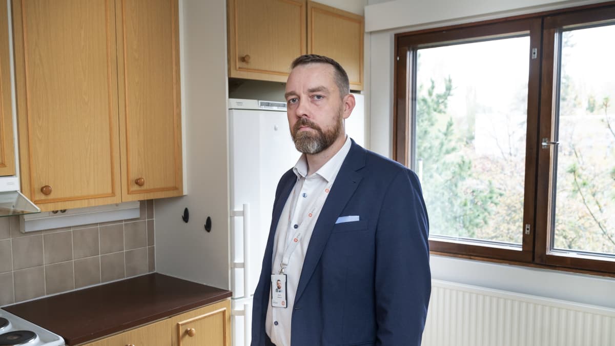 Antti Himanen, myyntipäällikkö OP Koti Uusimaa, seisoo tyhjässä keittiössä.