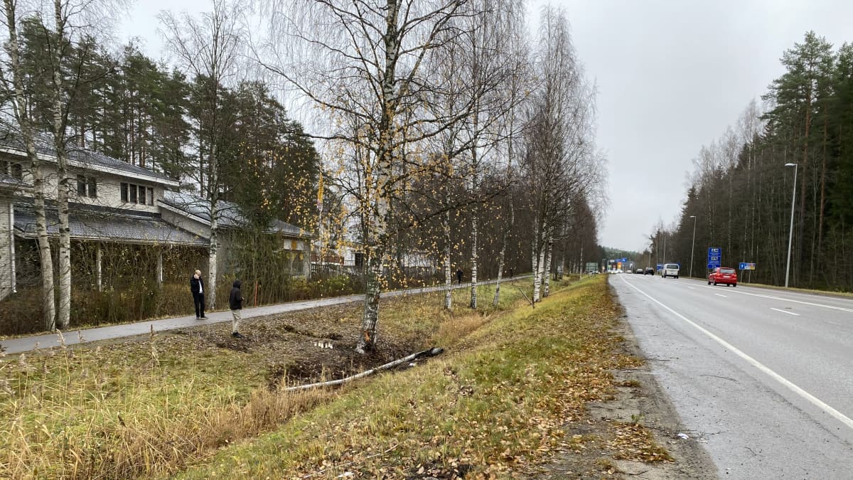 Hautakynttilöitä tien varressa.