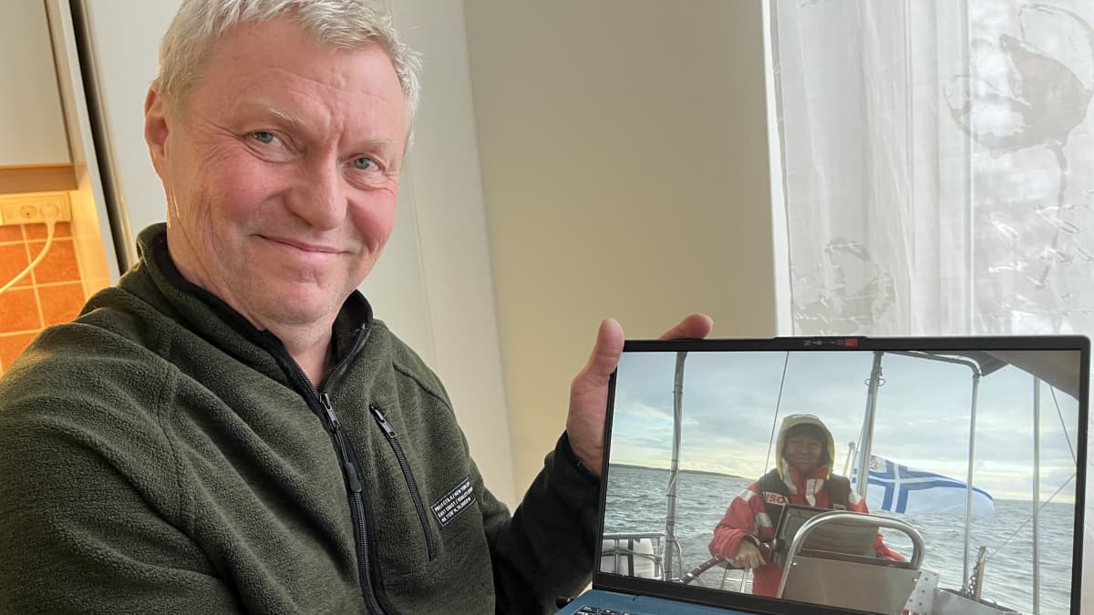 Veijo Parviainen muistelee vuoden 2019 reissuaan Suursaareen ja näyttää kuvaa saaresta.