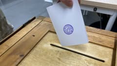 Äänestyslippu tiputetaan vaaliuurnaan äänestyspaikalla Lempäälässä.