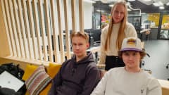 Severi Vainikainen, Aku Tegelberg ja Niina Kurkela istuvat sohvalla. 