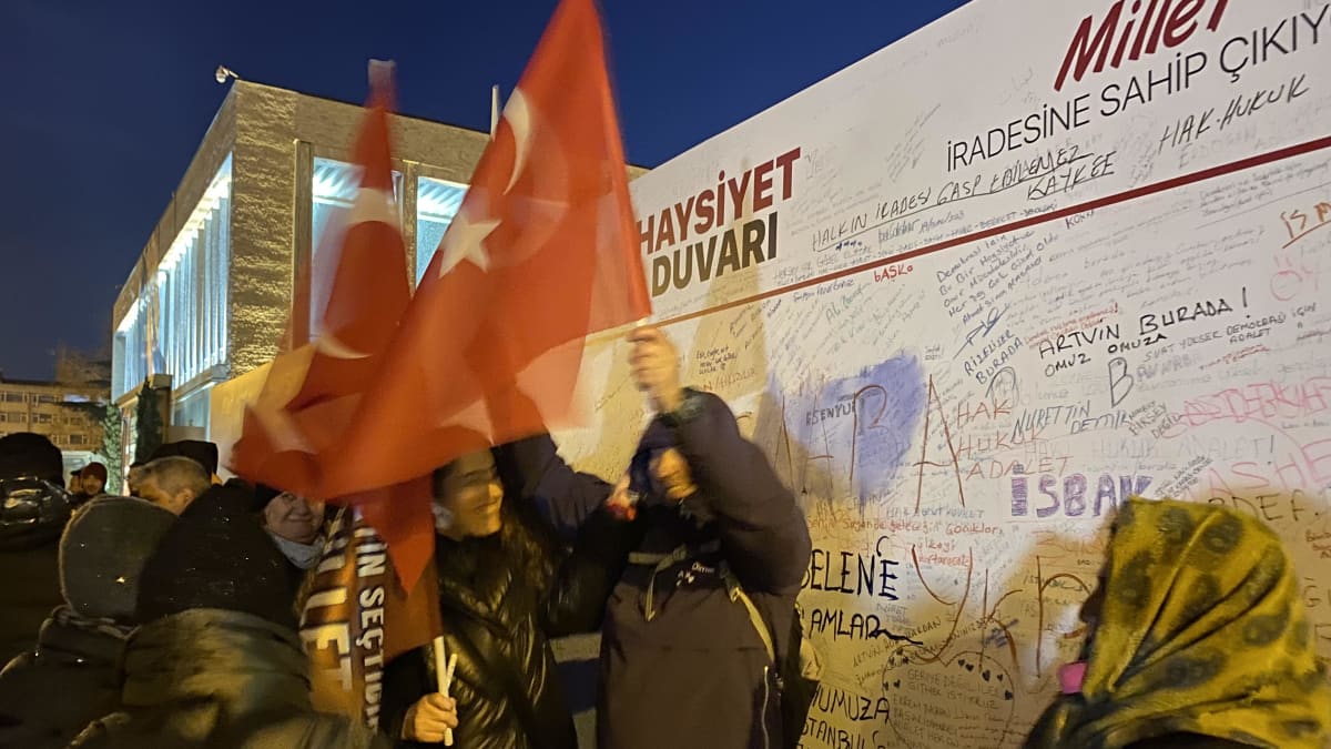Istanbulin pormestarin kannattajia osoittamassa mieltä Istanbulissa.