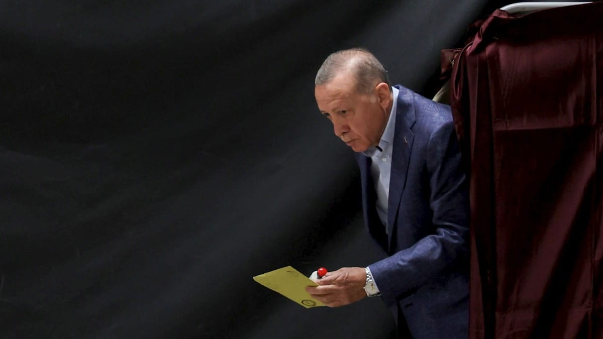 Recep Tayyip Erdogan astuu ulos äänestyskopista.