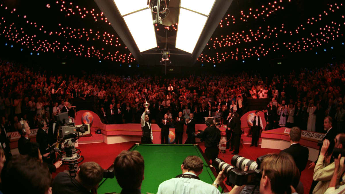 Crucible-teatteri on isännöinyt MM-turnausta vuodesta 1977. Kuva on vuodelta 1999, jolloin Stephen Hendry juhli historiallista seitsemättä maailmanmestaruuttaan.
