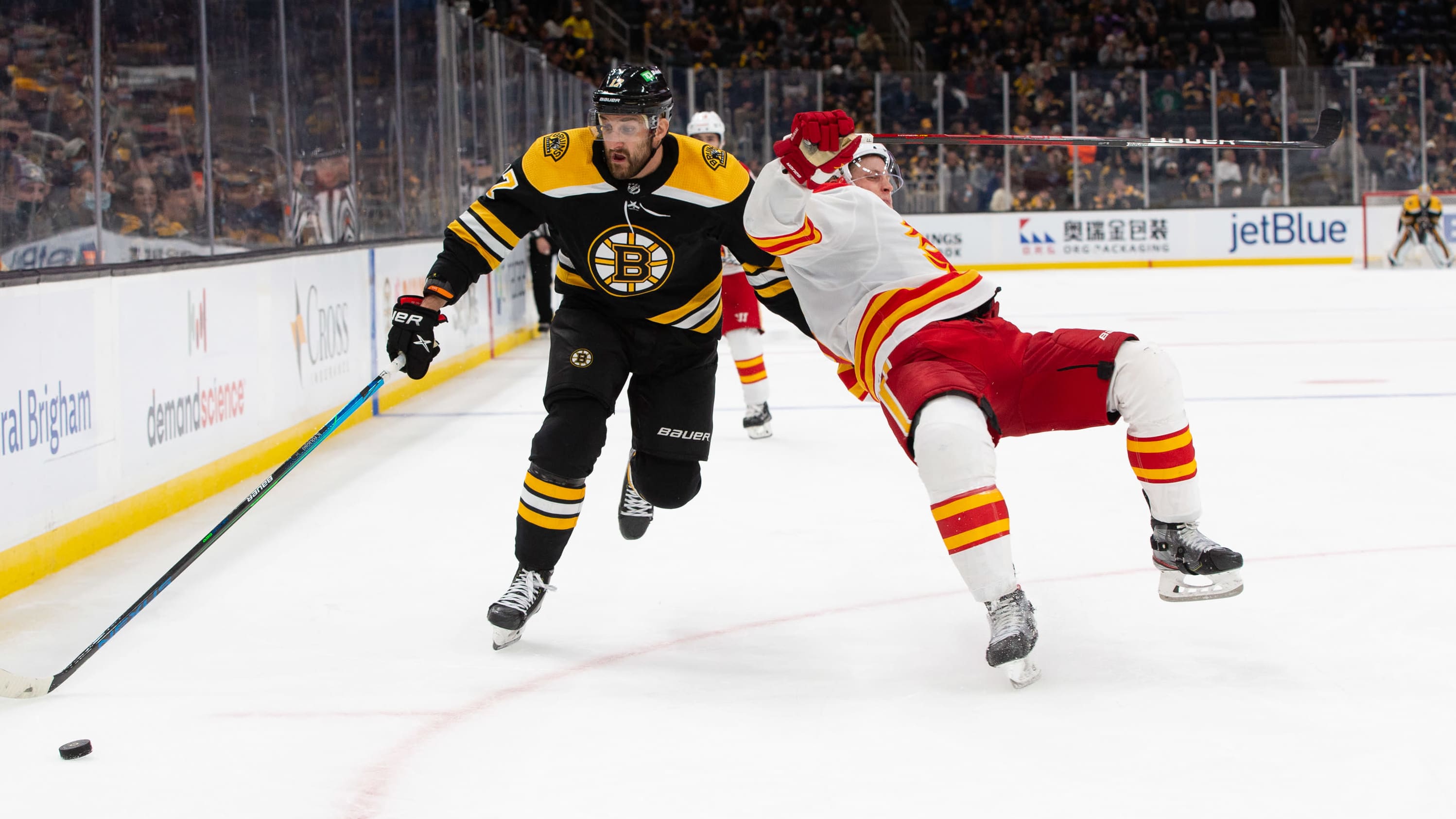Boston Bruinsin Nick Foligno ja Calgary Flamesin Juuso Välimäki kamppailevat.
