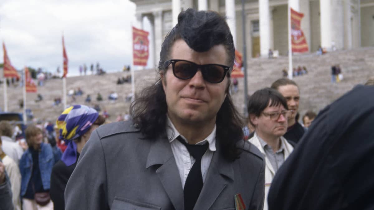 Mato Valtonen Senaatintorilla Leningrad Cowboysin esiintymisasussa 12.6.1993.