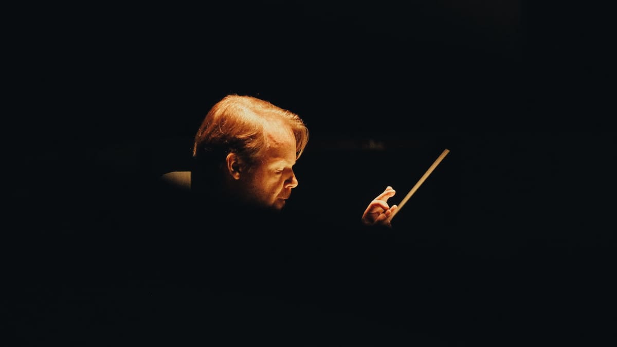 Jaakko Kuusisto dirigerar Indigo på Nationaloperan