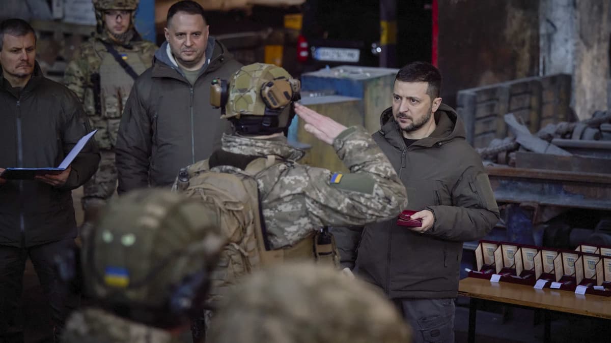 Sotilas tervehtii Volodymyr Zelenskyiä sotilaiden palkitsemistilaisuuden yhteydessä Bahmutissa, Donetskin alueella, Itä-Ukrainassa 20. joulukuuta 2022.