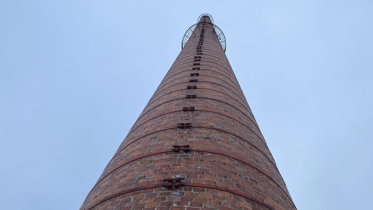 Viialan vaneritehtaan punatiilinen piippu sojottaa kohti taivasta.