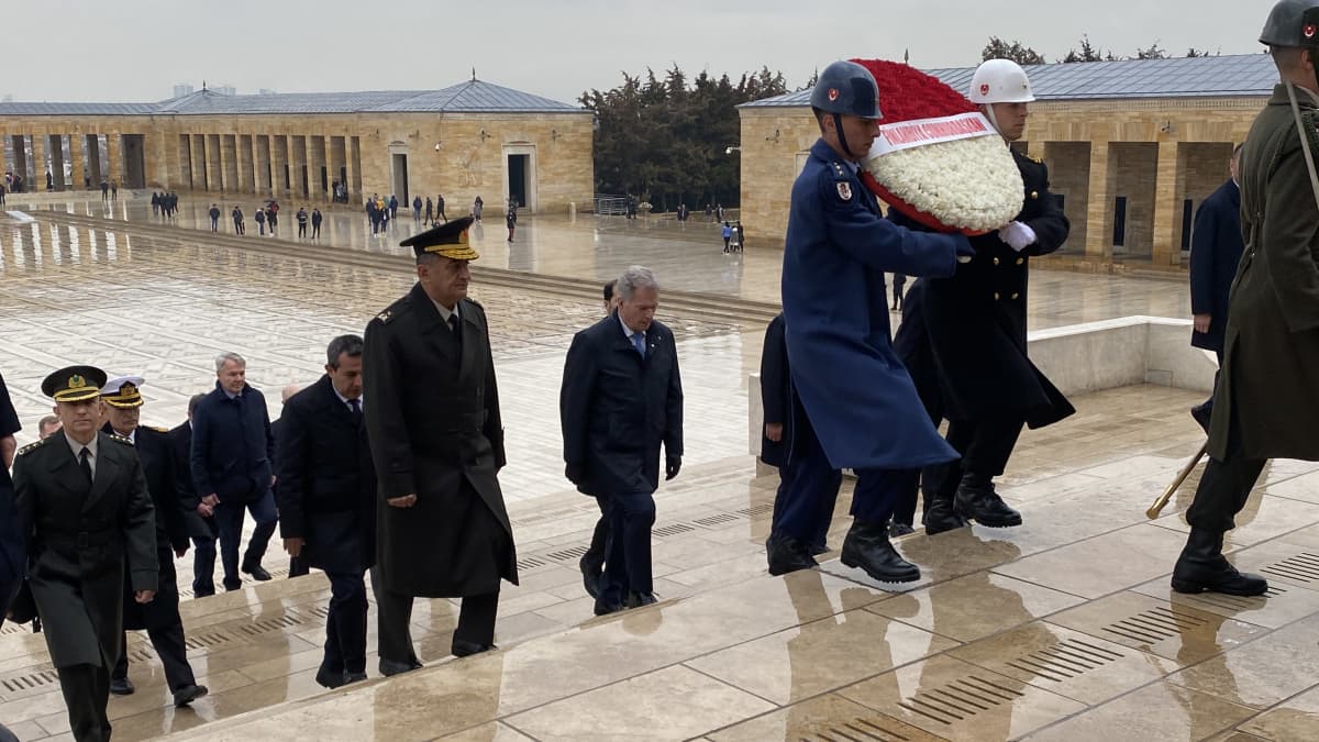 Tasavallan presidentti Sauli Niinistö laskee seppeltä Ankarassa, Atatürkin haudalla, ennen tapaamistaan Turkin presidentin kanssa 17.3.2023