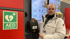 Securitaksen kohde-esimies Eetu Koivunen esittelee sydäniskuria, eli defibrillaattoria kauppakeskus Karismassa Lahdessa.
