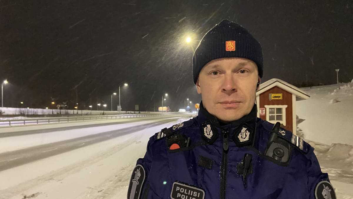 Itä-Suomen poliisin komisario Seppo Porokka Juvalla valvomassa liikennettä.