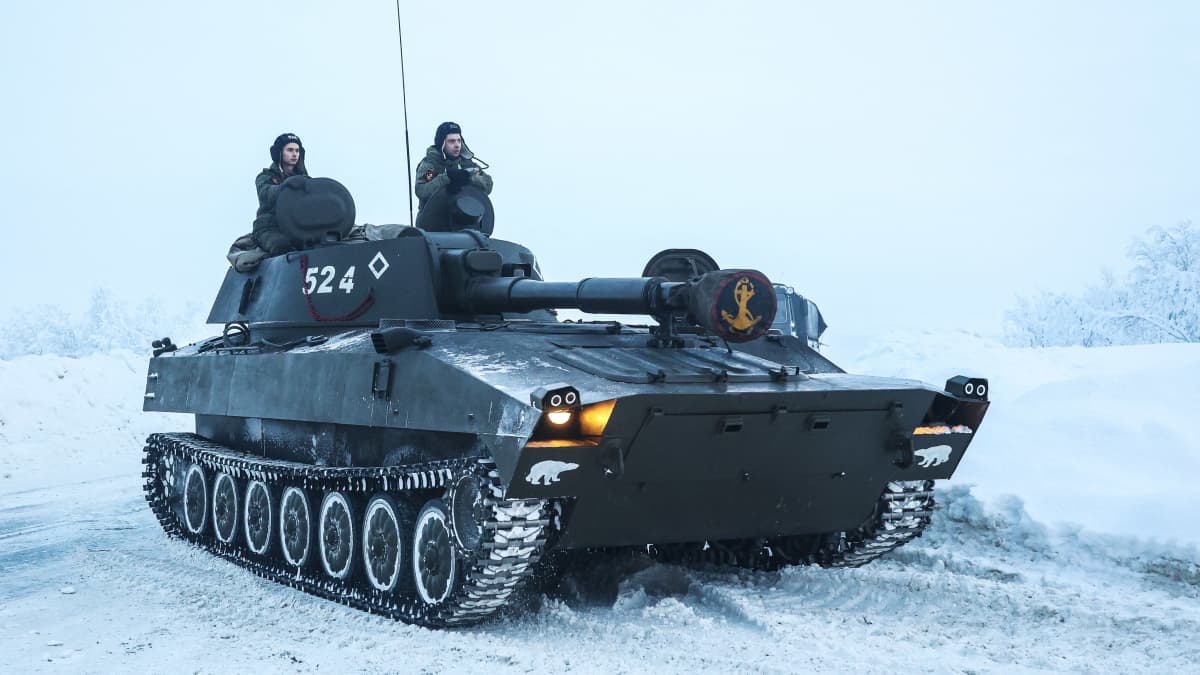2S1 Gvozdika-panssarihaupitsin miehistö taisteluharjoituksissa sotilasharjoituksissa Sputnikin kylässä, Murmanskin alueella Venäjällä.