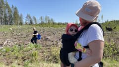 Eini Väisänen oli saapunut Apulannan metsänistutustalkoisiin puolivuotiaan tyttärensä Fridan kanssa.