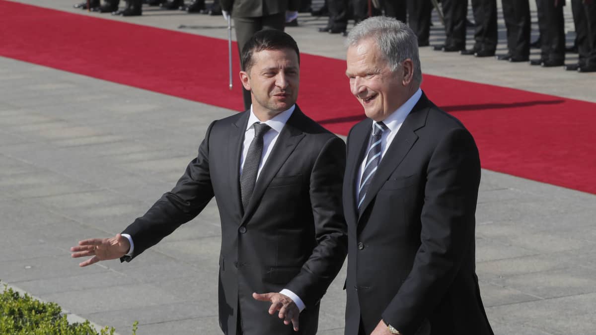 Presidentti Niinistö vahvistaa puhelun Ukrainan presidentin Zelenskin kanssa |  Uutiset