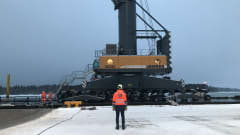 Nya Liebherr-kranen flyttas över från pråmen till kajen i hamnen i Vasa.