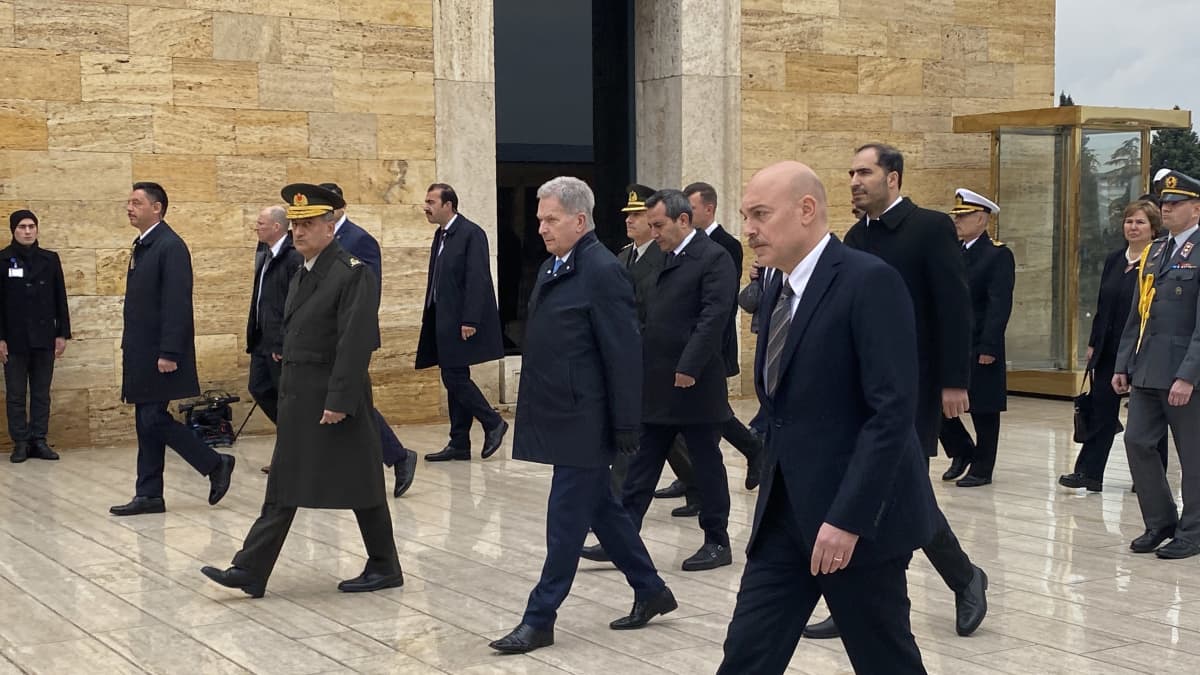 Tasavallan presidentti Sauli Niinistö laskee seppeltä Ankarassa, Atatürkin haudalla, ennen tapaamistaan Turkin presidentin kanssa 17.3.2023.