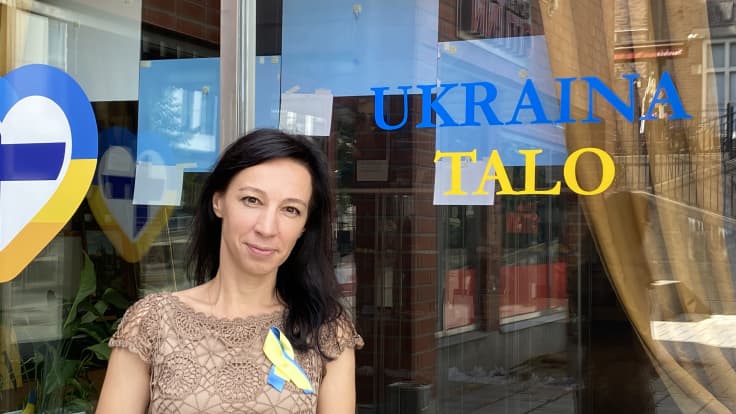 Tampereen Ukraina-talon johtaja Maria Govorukha seisoo Ukraina-talon edessä.