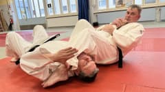 Mikkelin Judon Jari Hämäläinen ja Jussi Kokkola esittelevät judon käsilukkoa.