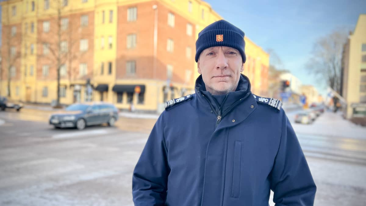 Lounais-Suomen poliisin ylikomisario Stephan Sundqvist katsoo kohti kameraa Turussa Eerikinkadulla, poliisiaseman vieressä.