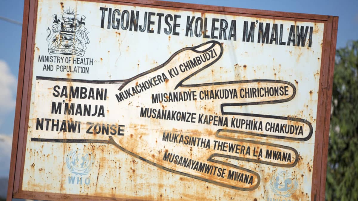 Malawin terveysministerin mainostauluun piiretyn käden sormiin on kirjoitettu njandžan bantukielellä toimenpiteitä koronan nujertamiseksi.  