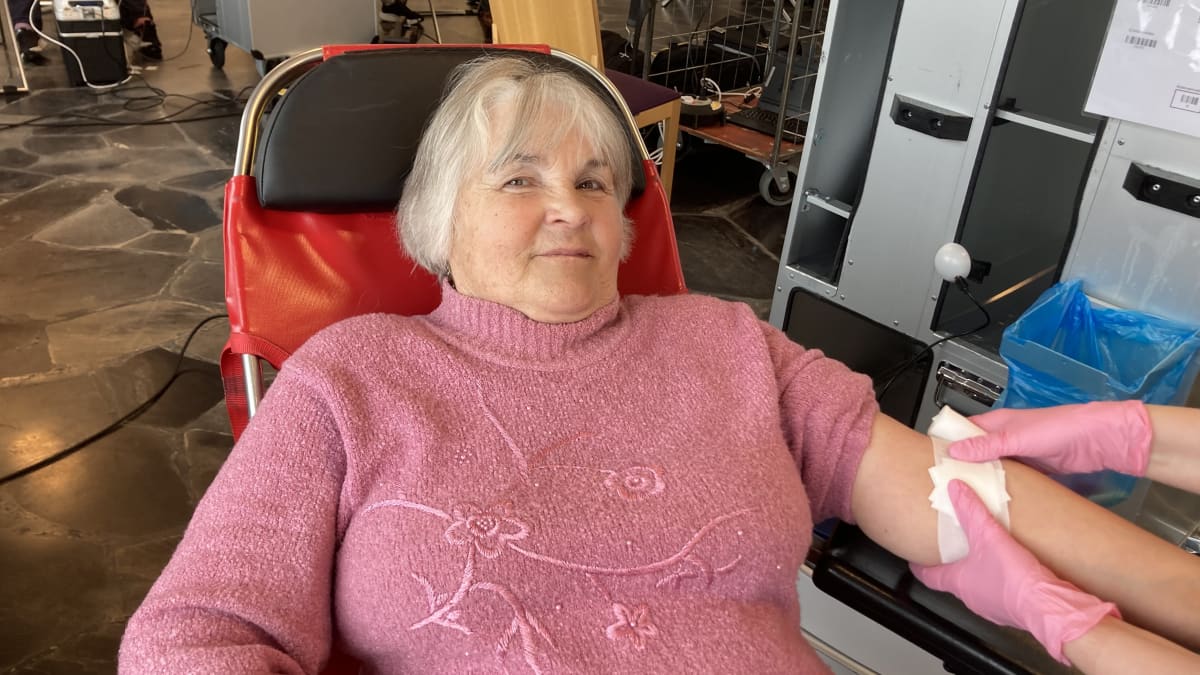 Helena Kotila hymyilee luovutettuaan verta viimeisen kerran.