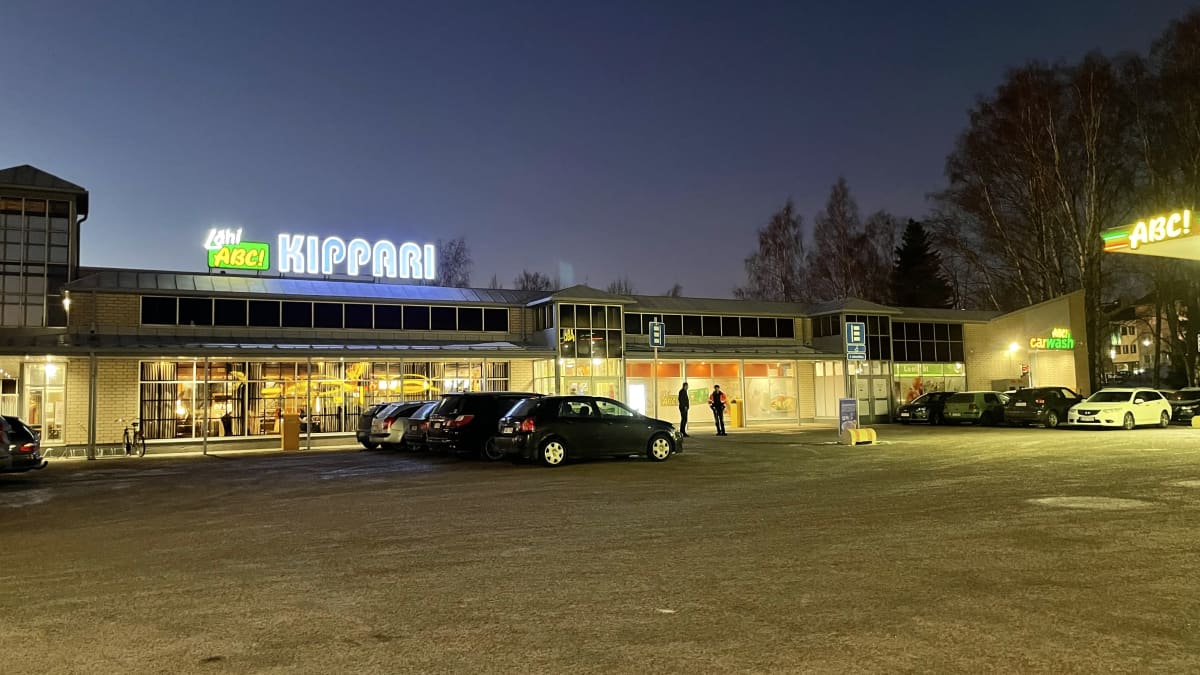 Haminassa sijaitseva liikennemyymälä ABC Kippari iltavalaistuksessa.