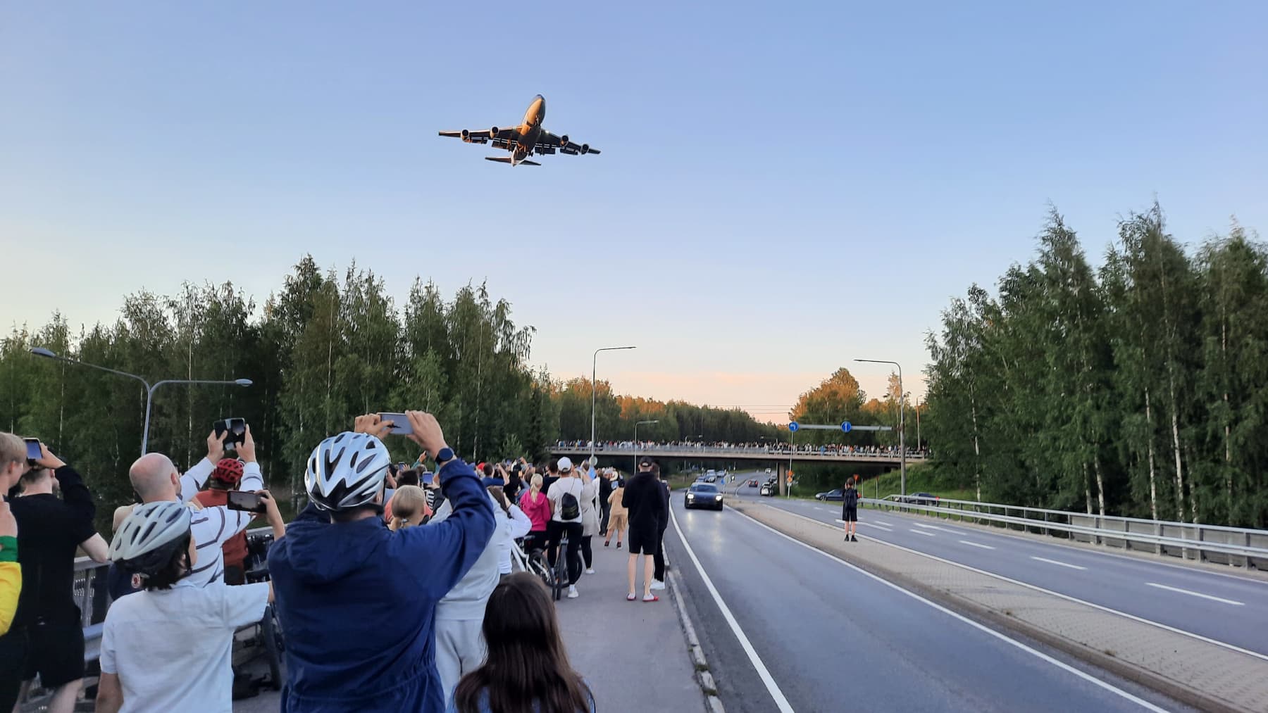 Valtavasti väkeä oli vastaanottamassa Air Force Onea kun kone ylitti Tuusulantien laskeutuessaan lentokentälle