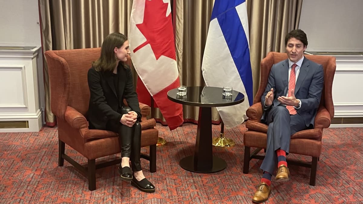 Sanna Marin ja Justin Trudeau tapasivat Brysselissä. Taustalla Suomen ja Kanadan liput. 