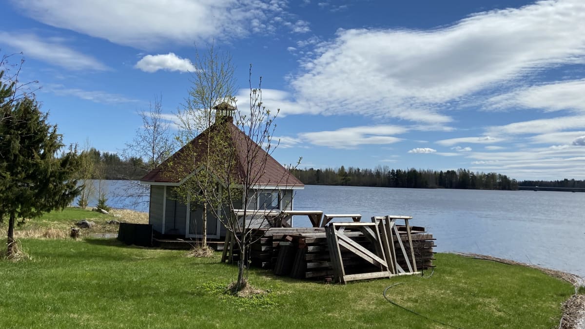 Järven rannalla huvimaja tai kota. Huvimajan vieressä on laiturin puut. Laituri on talveksi vedetty maalle ja on osina. Rantatontin puu on hiirenkorvalla. Kuva otettu toukokuun lopulla Mänttä-Vilppulassa