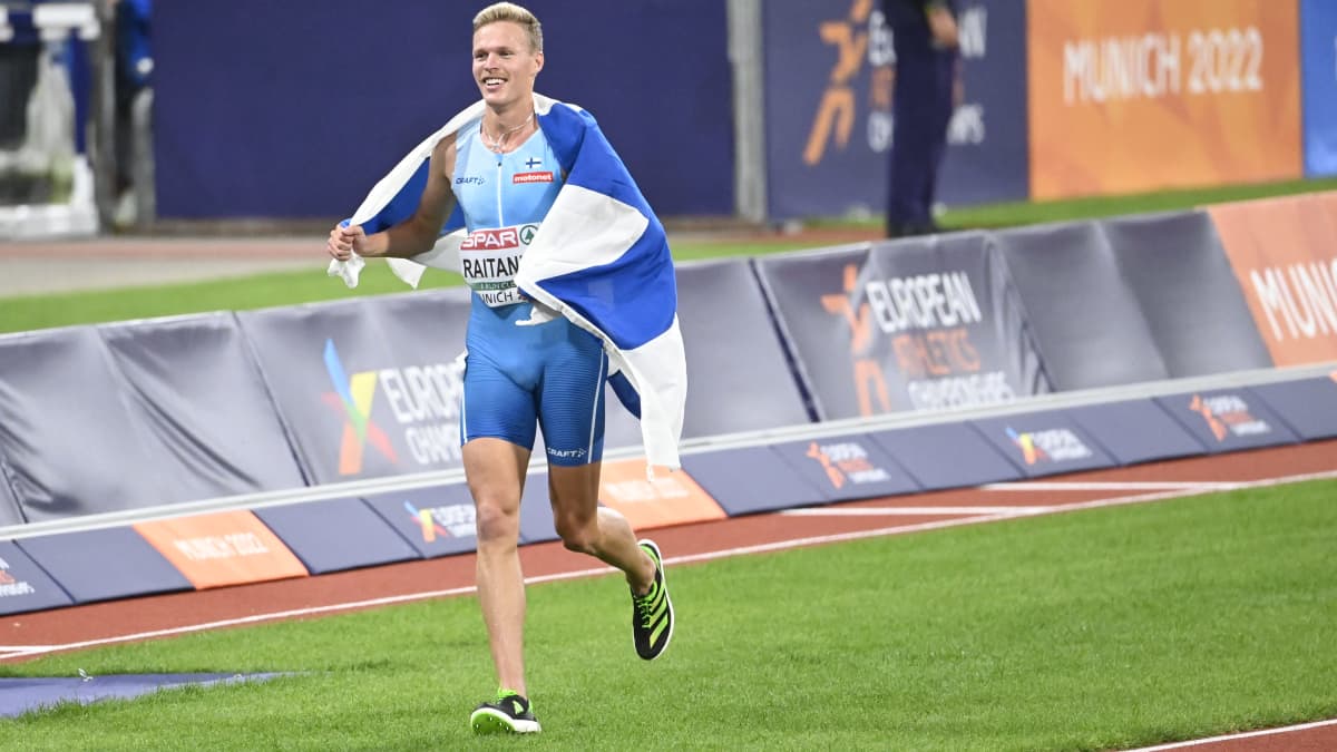 Topi Raitanen juoksee Suomen lipun kanssa