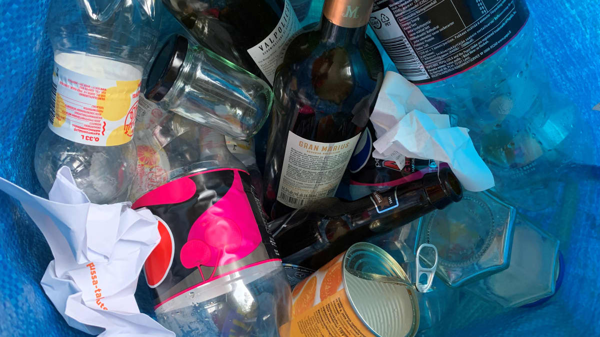 Pulloja ja roskia muovikassissa