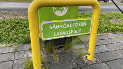 Sähköautojen latauspisteen kyltti Seinäjoen Ideaparkissa. 